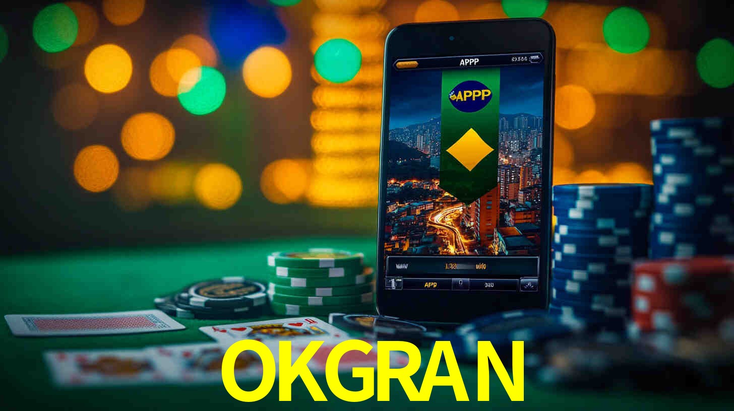 Escena dinámica inspirada en casino con iluminación OKGRAN, cartas, fichas e íconos de juegos digitales en un espacio moderno de juegos.